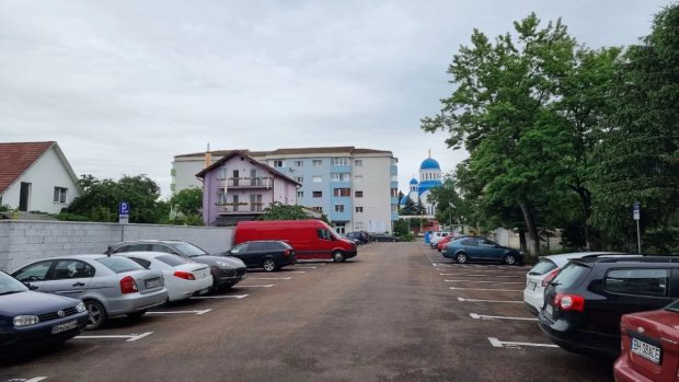 1.000 de lei pentru un loc de parcare în Oradea: 21.000 de șoferi sunt obligați să își pună plăcuțe noi într-o lună