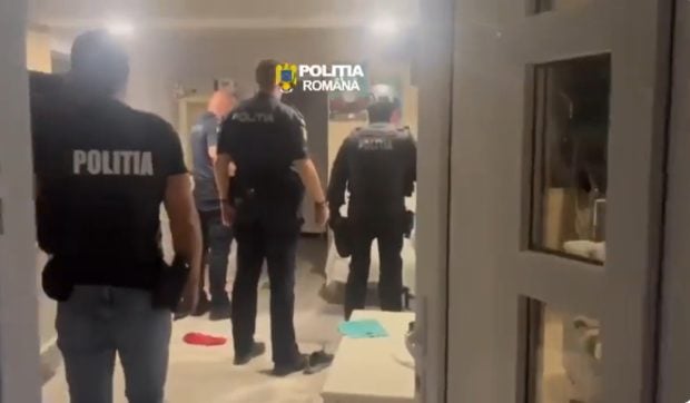 Percheziții la angajații Aeroportului Otopeni, suspectați de furturi din avioane, cu prejudiciu de 800.000 euro