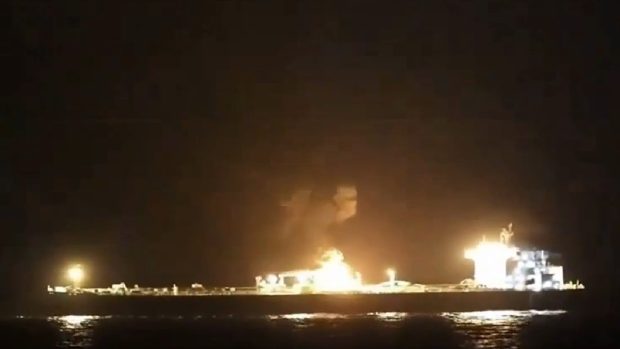 Un petrolier arde în Marea Roșie, după ce două nave saudite au fost atacate de rebelii Houthi