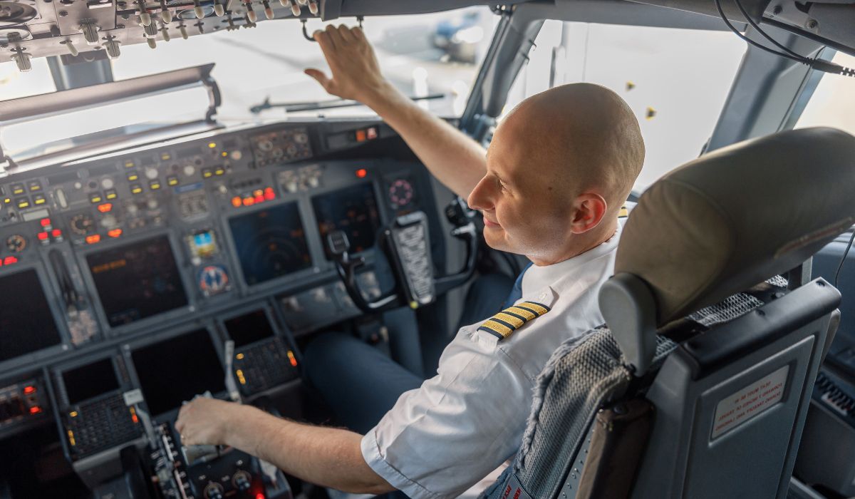 „Pan-pan” în cabină: codul pe care piloții îl rostesc când ceva merge prost la bord