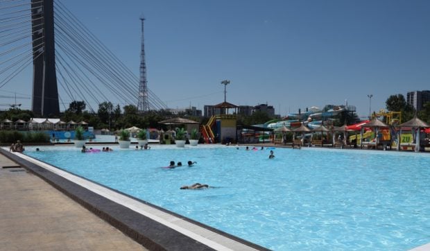 Tarifele actualizate pentru accesul la piscinele și parcurile acvatice din București, vara anului 2026