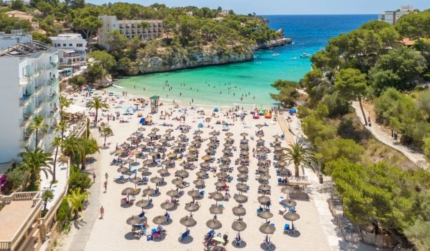 Amenzi de până la 2.000 de euro pentru fumat pe anumite plaje din Spania: ce trebuie să știe turiștii români