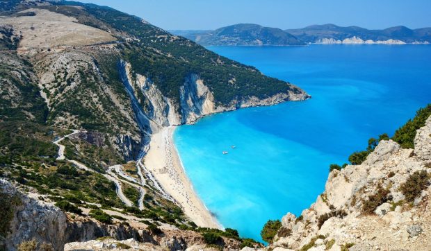 Myrtos, plaja spectaculoasă din Kefalonia cu peisaje de vis, dar cu riscuri importante pentru vizitatori