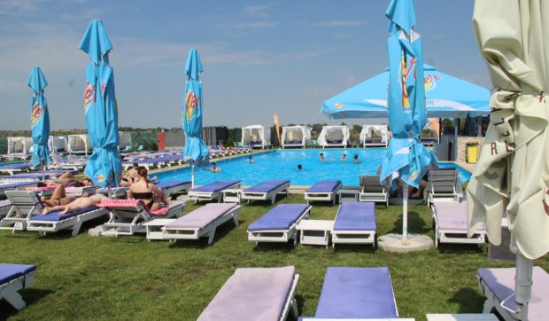 Cât costă un șezlong la piscinele din Brăila: unele prețuri sunt mai mari decât în Grecia