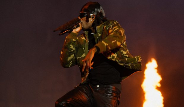 Playboi Carti a urcat pe scena Beach, Please! 2026 la ora 4 dimineața, după amânarea provocată de vreme. Mii de fani au așteptat show-ul rapperului american