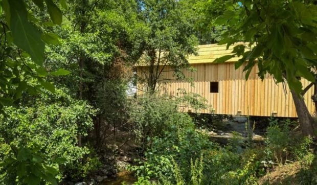 Voluntarii reînvie istoria: „Podul Morii” din Gura Râului, ultimul pod acoperit din Sibiu, restaurat integral
