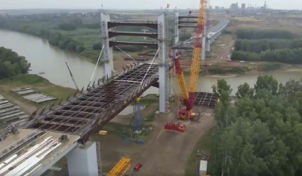 Cum avansează lucrările la podul hobanat peste râul Siret, piesa centrală a Drumului Expres Brăila – Galați