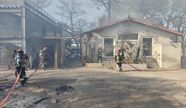Echipe de pompieri români sprijină autoritățile franceze în combaterea unui puternic incendiu de vegetație la un camping
