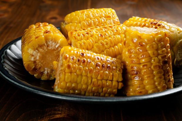 Cum să prepari porumb copt perfect: metode simple la grătar, cuptor, tigaie și airfryer