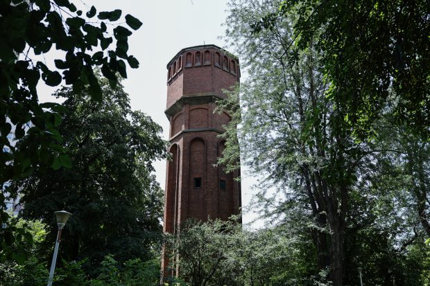 Un turn medieval în mijlocul Bucureștiului. Povestea construcției care îi face pe trecători să se oprească din drum