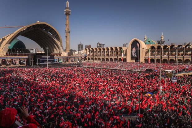 Trei dintre fiii lui Khamenei participă la funeralii, dar nu și succesorul său / Ce înseamnă steagurile roșii afișate în Teheran