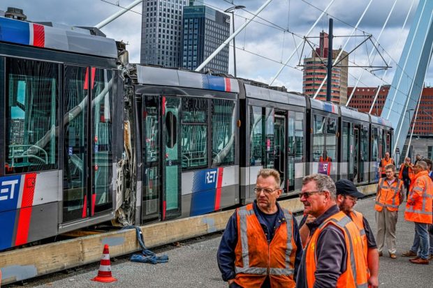 15 oameni au fost răniți după ce două tramvaie s-au lovit frontal pe podul Erasmus din Rotterdam