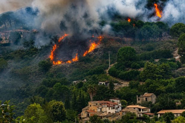 Europa de Sud arde la peste 44°C: Palermo în pană de curent, mii de evacuați lângă Bordeaux și flăcări necontrolate în Sicilia