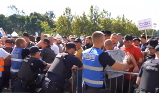 Violențe în fața sediului ANSVSA, la protestul fermierilor: au forțat gardurile, iar jandarmii au intervenit cu gaze lacrimogene