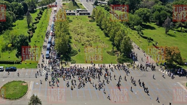 Protest al fermierilor în fața ANSVSA, filmat de pe Casa Scânteii. Numărul oierilor în Piața Presei | VIDEO
