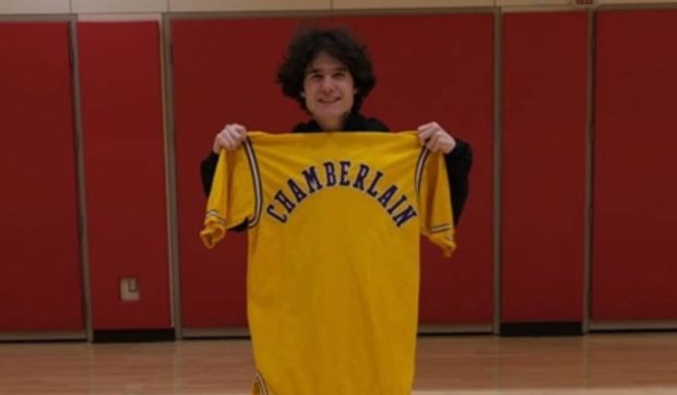 O jachetă cumpărată cu câțiva lei se dovedește a fi o piesă rară a unui star NBA, estimată la 250.000 de dolari