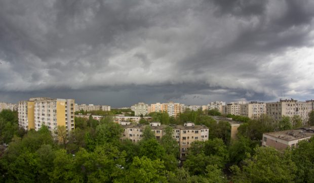 Vremea în București se răcește brusc. Capitala a intrat sub cod portocaliu de furtuni și ploi torențiale de până la 50 l/mp
