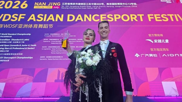 Dansatorii Rareș Cojoc, 38, și Andreea Matei, 31, câștigă în China al doilea titlu mondial la Standard. La Nanjing, pe cea mai modernă scenă a lumii, românii își reafirmă dominația categorică în acest sport