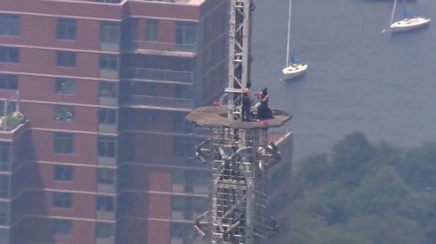 Un cuplu rus și-a oficializat logodna pe vârful Empire State Building, dar a fost arestat pentru escaladare ilegală