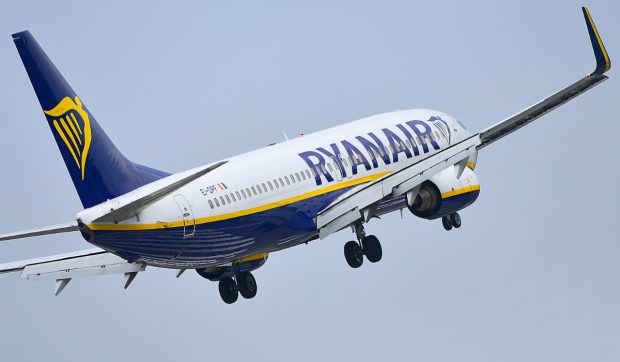 Pasagerul aspirat parțial pe geamul avionului Ryanair spune că singura propunere din partea companiei după incident a fost de a-i reprograma zborul