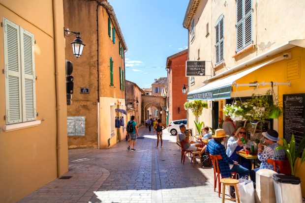 Prețurile din restaurantele turistice europene provoacă controverse: o sticlă de apă la 6 euro și o masă de 110 euro scandalizează vizitatorii