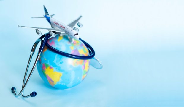 De ce ni se face rău în avion? Ce se întâmplă în corp la altitudine și cum previi urgențele medicale