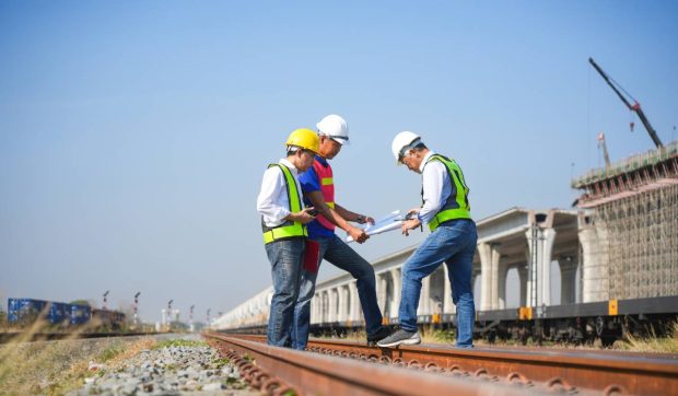 Trei firme gigant angajează în România muncitori calificați și ingineri în construcții și domeniul feroviar. Care sunt zonele în care se caută specialiști