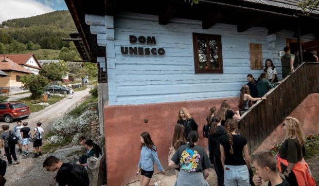 Vlkolínec, satul sloven cu 17 locuitori, copleșit de turiști: locuitorii cer restricții drastice la acces