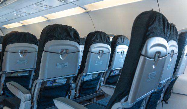 Este corect sau nu să lăsăm scaunul pe spate în avion vara? O fostă stewardesă explică la ce să fim atenți
