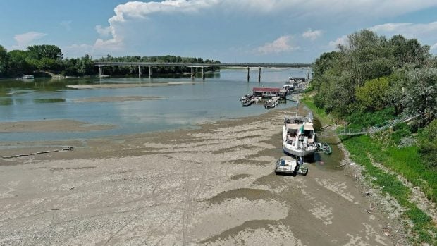 Dunărea atinge niveluri record minime: două nave au rămas blocate la Corabia, iar seceta afectează grav traficul fluvial