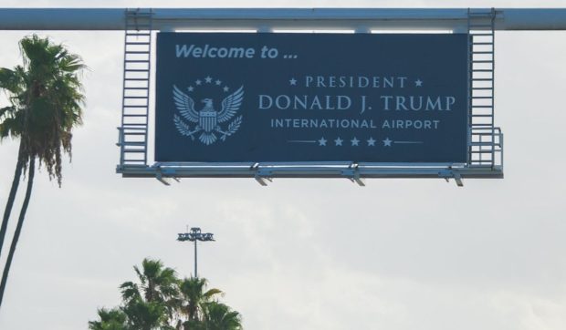Aeroportul care îi poartă numele lui Donald Trump, boicotat de călători: o companie aeriană le permite să-și schimbe biletele