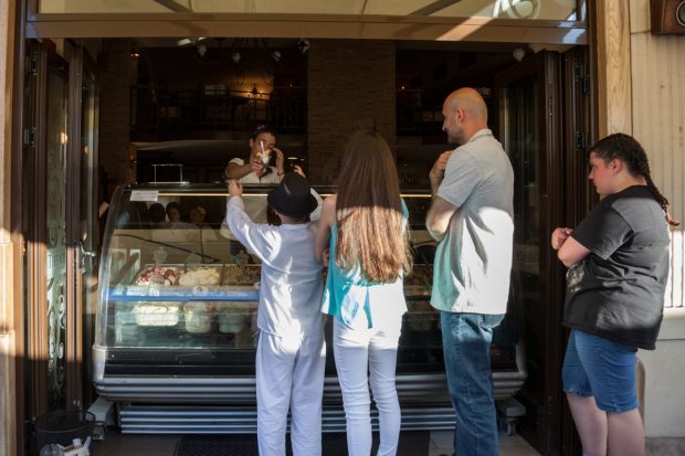 „Bun venit în cel mai ieftin oraș din Balcani”: o înghețată este 30 de cenți, iar un burger este doar 3 euro | VIDEO