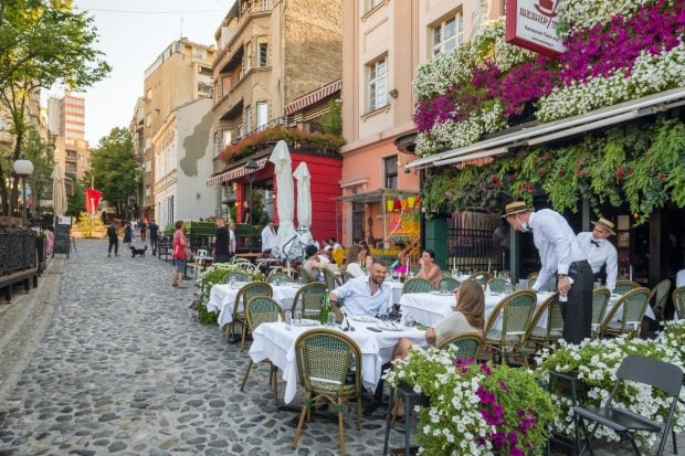 Cafea la 2 euro, prânz pentru două persoane la 20 euro și plimbare cu barca la doar 7 euro, într-o destinație dintr-o țară vecină cu România