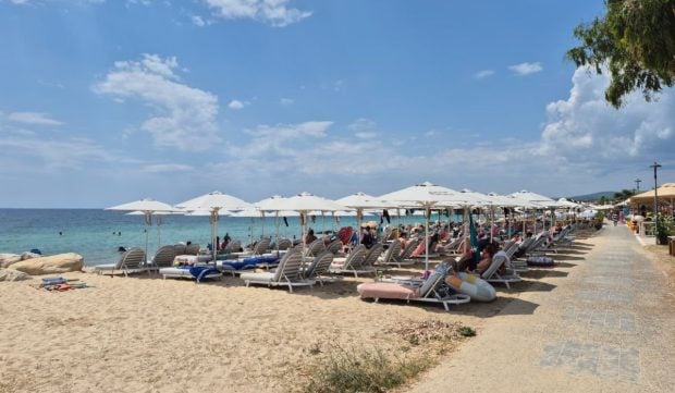 Prețurile șezlongurilor pe plajele din Halkidiki în vara lui 2026: ce sumă trebuie să pregătească turiștii