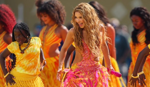 Cum a apărut Shakira la finala Cupei Mondiale FIFA 2026. Imaginile cu artista desculță pe scenă au devenit virale