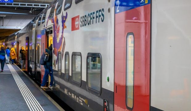 Suporterii au tras frâna de urgență de 4 ori și au fumat în tren până au declanșat alarma de incendiu, în Elveția: „Vrem garnituri suplimentare pentru deplasări”