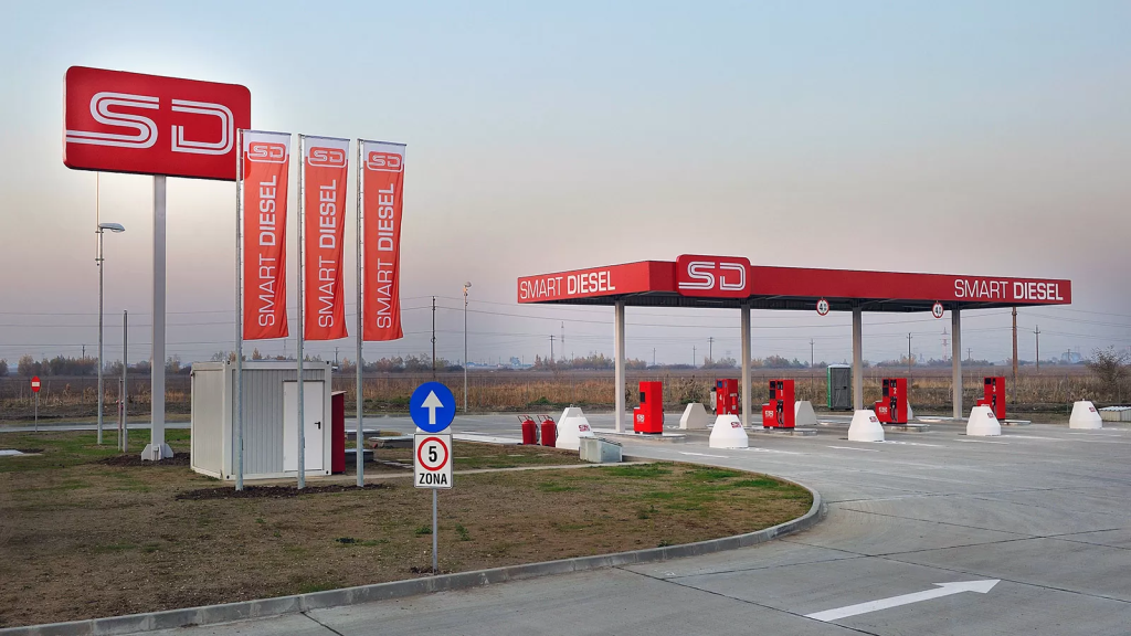 Companii de transport din România, furate de infractori bulgari. Peste 6.000 de litri de motorină alimentați în TIR-uri fără numere de înmatriculare cu carduri clonate