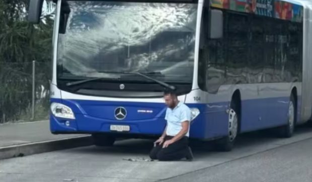 Șofer elvețian de autobuz se roagă în timpul pauzei, provocând discuții despre libertatea religioasă la locul de muncă