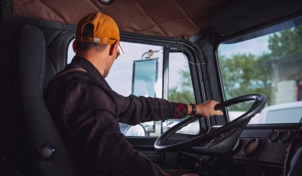 Un șofer de TIR a plecat de la muncă, și-a dat în judecată angajatorul și va primi aproape 17.000 de euro, în Spania