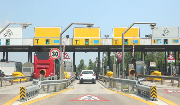 Un șofer român a trecut luni întregi prin stațiile de taxare de pe autostrăzi, nu a plătit niciodată și merge la închisoare, în Italia