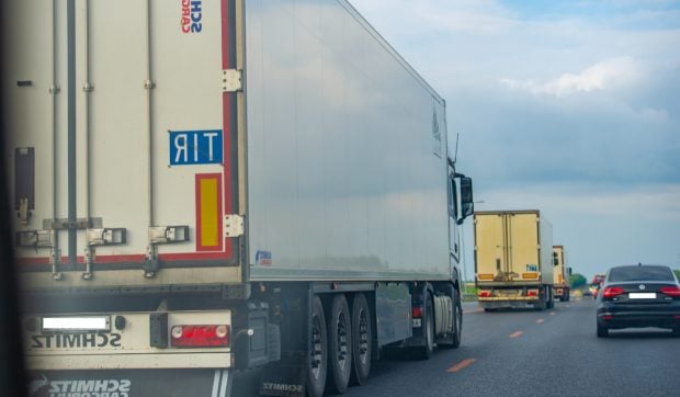 Șoferi de TIR din Prahova și Buzău, anchetați după ce au furat laptop-uri de 55.000 de euro din remorci