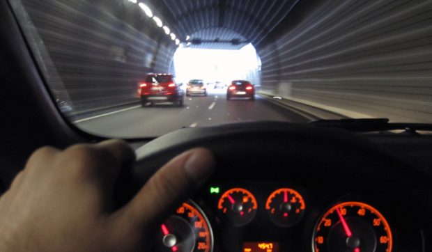 Amendă de 350 de euro și 30 de zile fără permis pentru șoferii care își lasă mașinile la ralanti dacă staționează în tunelurile din Grecia