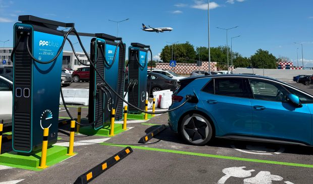 7 stații de încărcare ultra-rapide pentru mașini electrice au fost instalate la Aeroportul Henri Coandă, în parcarea terminalului Plecări