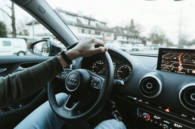 Navigație auto dedicată: cum funcționează, ce aduce în plus și cum o alegi