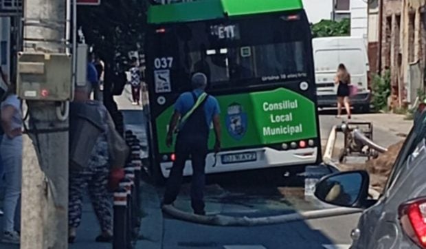 Surparea carosabilului sub un autobuz blochează traficul în centrul Craiovei
