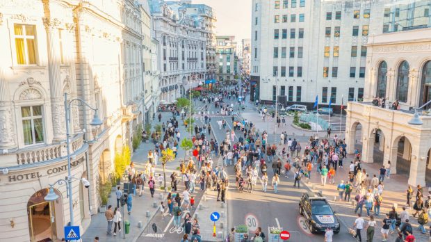 Calea Victoriei devine pedestră în weekendul 18-19 iulie cu expoziție de mașini BMW retro și plimbări urbane
