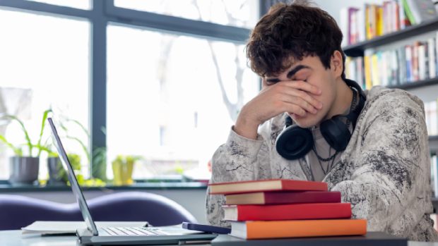 Inteligența Artificială folosită pentru rezolvarea temelor reduce cu 20% notele studenților