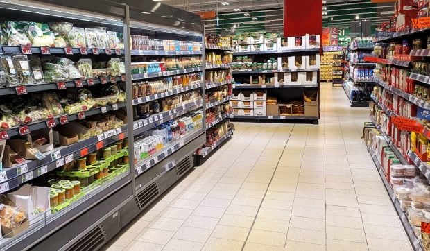 Magazin din Iași amendat cu 50.000 de lei după ce o reducere de 35 de bani la bere nu a fost aplicată corect