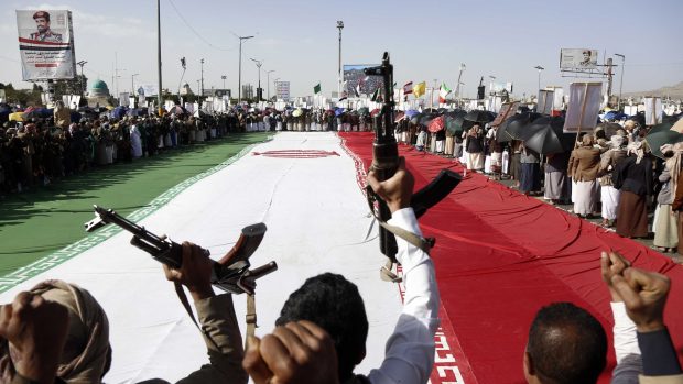 O nouă criză în Orientul Mijlociu. Rebelii din Yemen impun o blocadă navală împotriva Arabiei Saudite și amenință cu o „escaladare decisivă”
