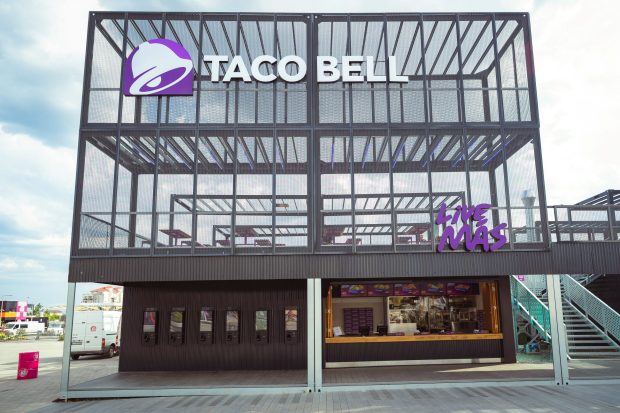 Taco Bell inaugurează primul său hub estival în România, la Nibiru și în cadrul festivalului Beach, Please!